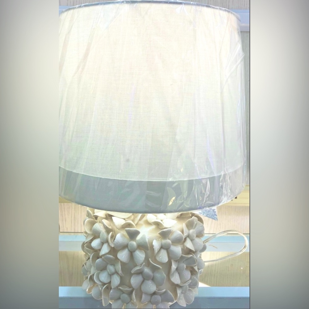 Rachel Ashwell Shabby Chic Designs Fresh Floral Mid-Bloom Lamp New with DEFECTS!